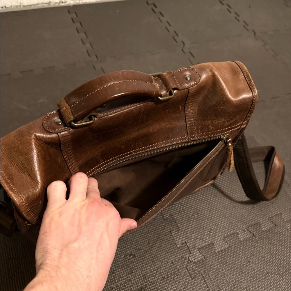 Levinson Buffalo Leather Messenger Bag - Rich Brown - Picture 14 of 16